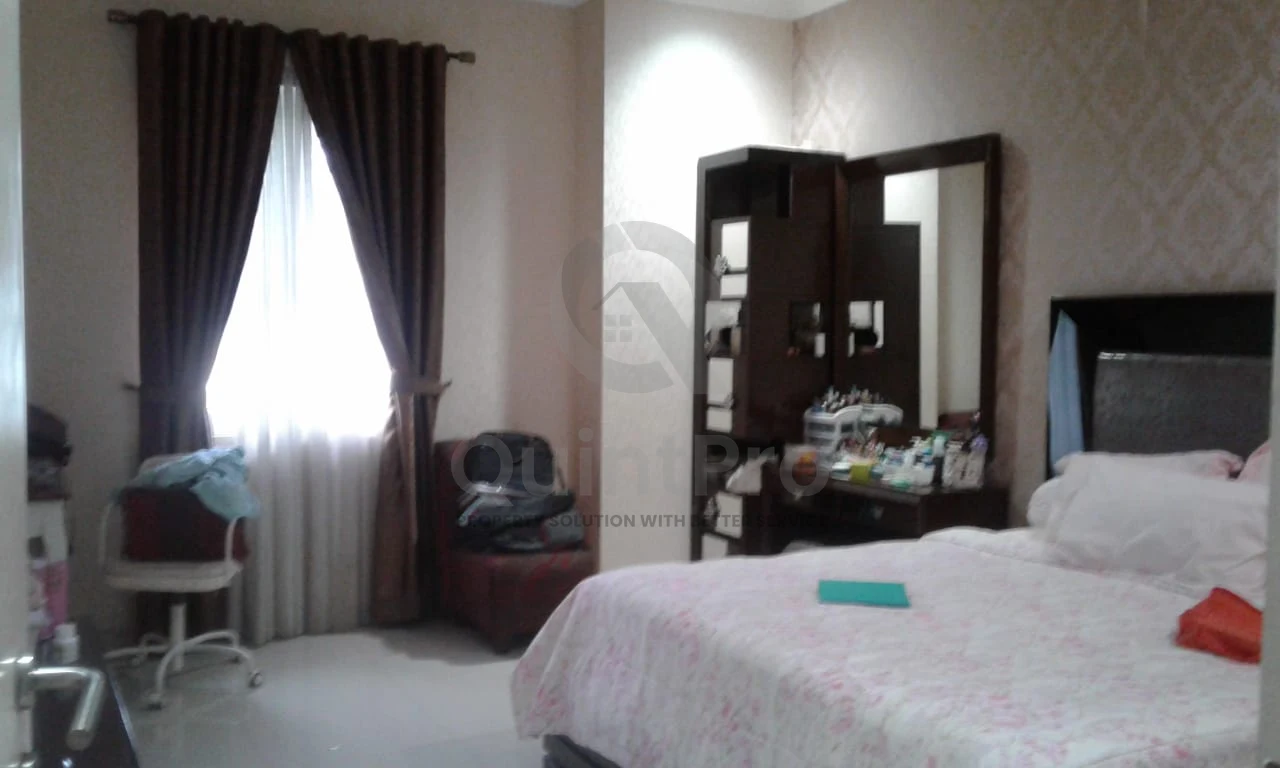 Rumah 4+1KT De Latinos BSD, 2 Lantai SHM Halaman Asri One Gate System — foto 3