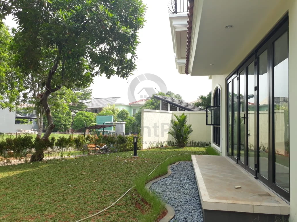Rumah 4+2KT di Puspita Loka BSD City, 2 Lantai SHM Halaman Hijau Asri — foto 3