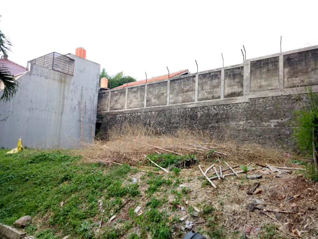 Rumah 215m² SHM di Bintaro Sektor 9, Halaman Hijau Asri — foto 2