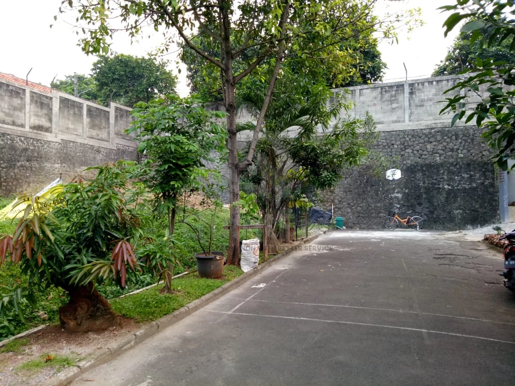 Rumah 215m² SHM di Bintaro Sektor 9, Halaman Hijau Asri — foto 4