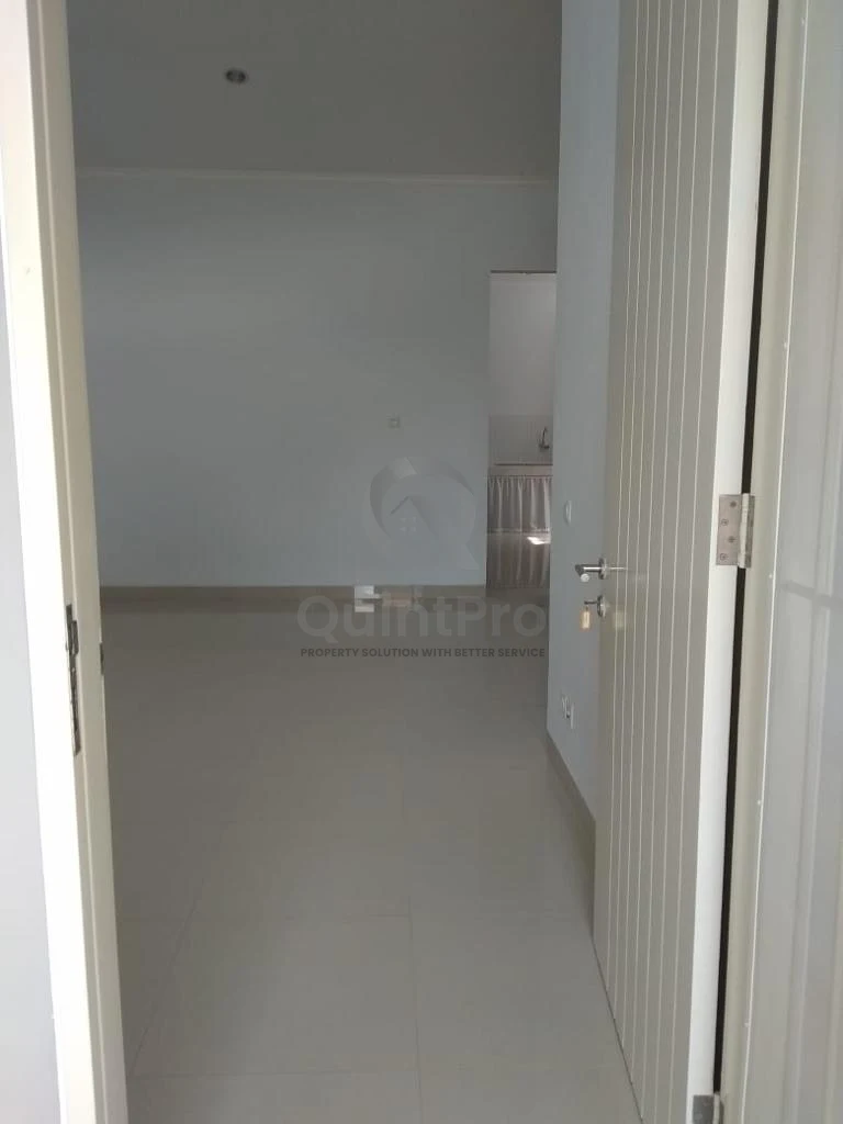 Rumah 3KT 2KM Disewa di The Icon BSD City, Modern Minimalis Carport Luas — foto 3