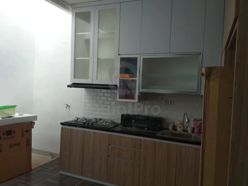 Rumah 4+1KT Modern 2 Lantai di Sevilla BSD City, SHM Siap Huni — foto 4