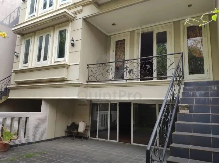 Rumah 6+1KT 780m² di Tirta Golf BSD City, 3 Lantai Modern SHM