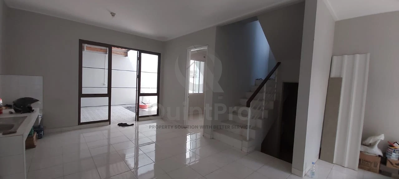 Rumah 4KT 2 Lantai Disewa di Foresta BSD City, Halaman Hijau Asri — foto 2
