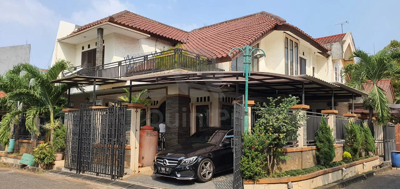 Rumah 5+1KT Disewa di Palem Semi Karawaci, 2 Lantai Semi-Furnished Halaman Asri