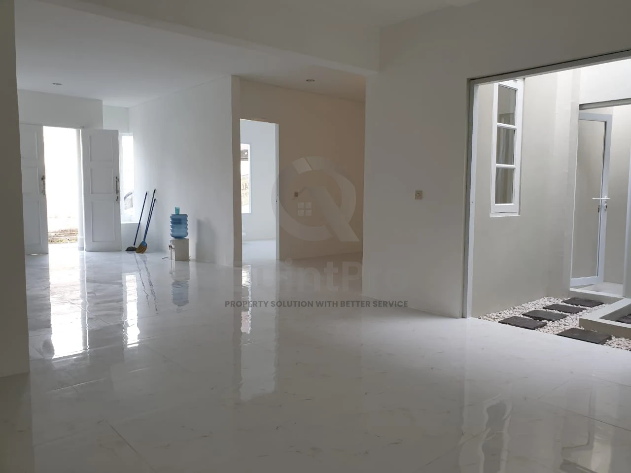 Rumah 4KT 2 Lantai di Bukit Chedi Karawaci, SHM Semi-Furnished Bebas Banjir — foto 2