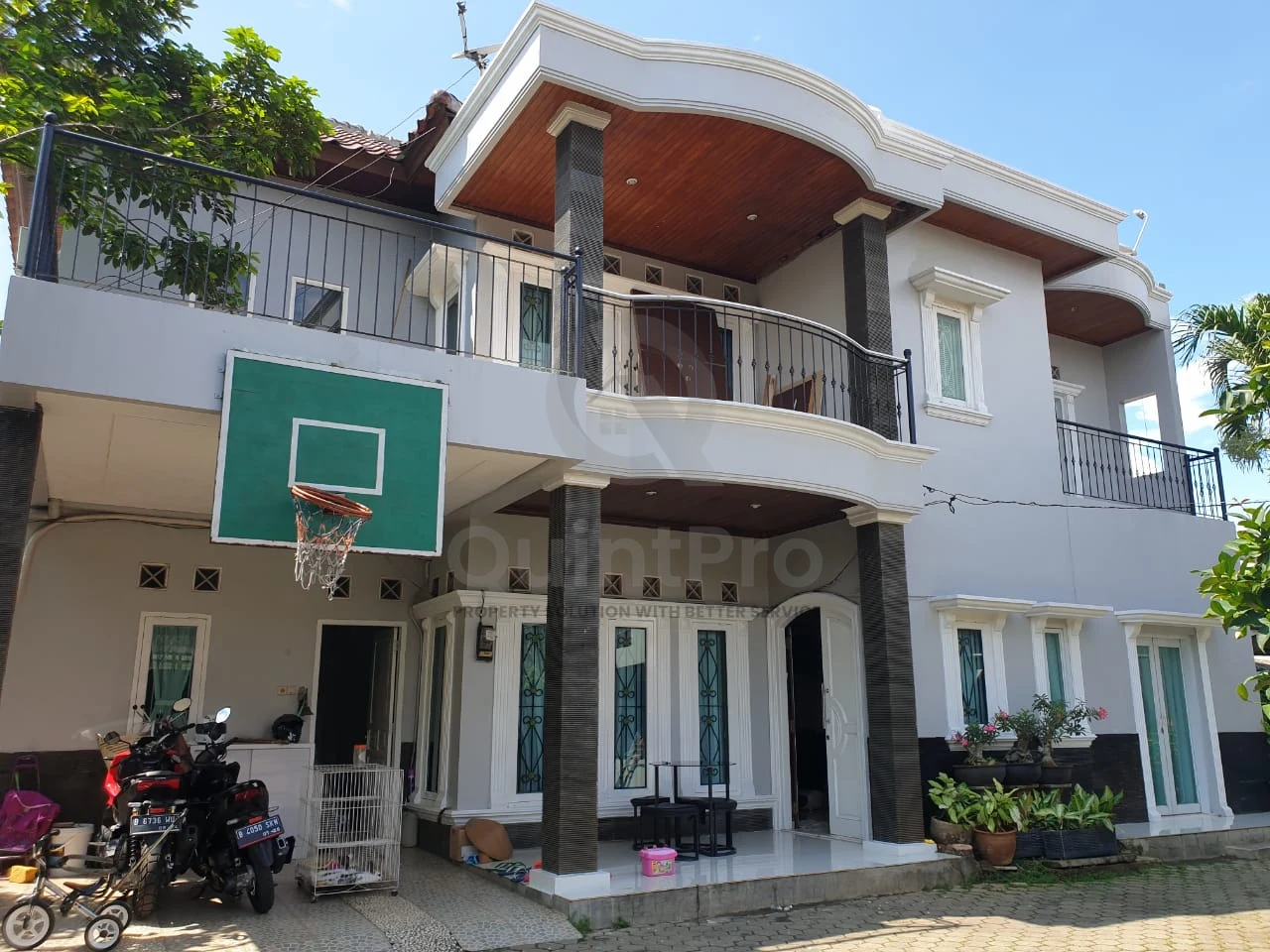 Rumah 7+2KT 2 Lantai di Ciputat Tangerang, Kolam Renang Halaman Luas SHM