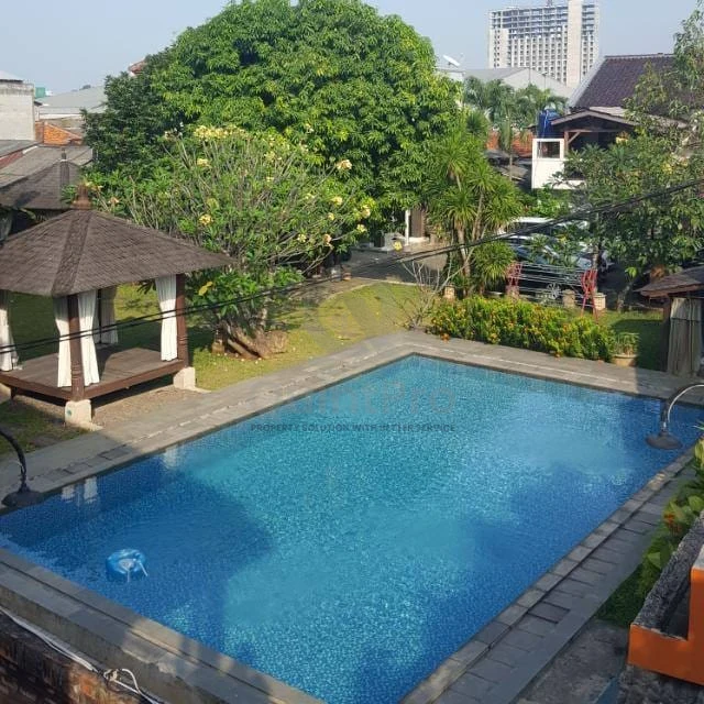 Rumah 7+2KT 2 Lantai di Ciputat Tangerang, Kolam Renang Halaman Luas SHM — foto 4