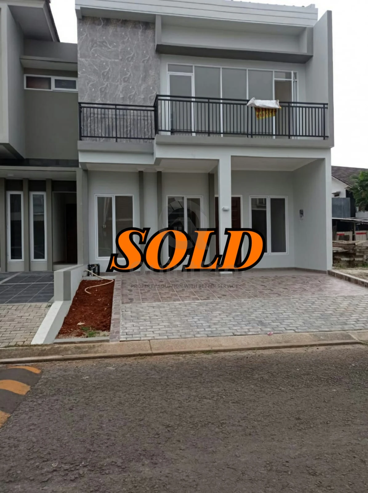 Rumah Modern 3+1KT 2 Lantai di Taman Chrysant BSD City, Halaman Luas Minimalis