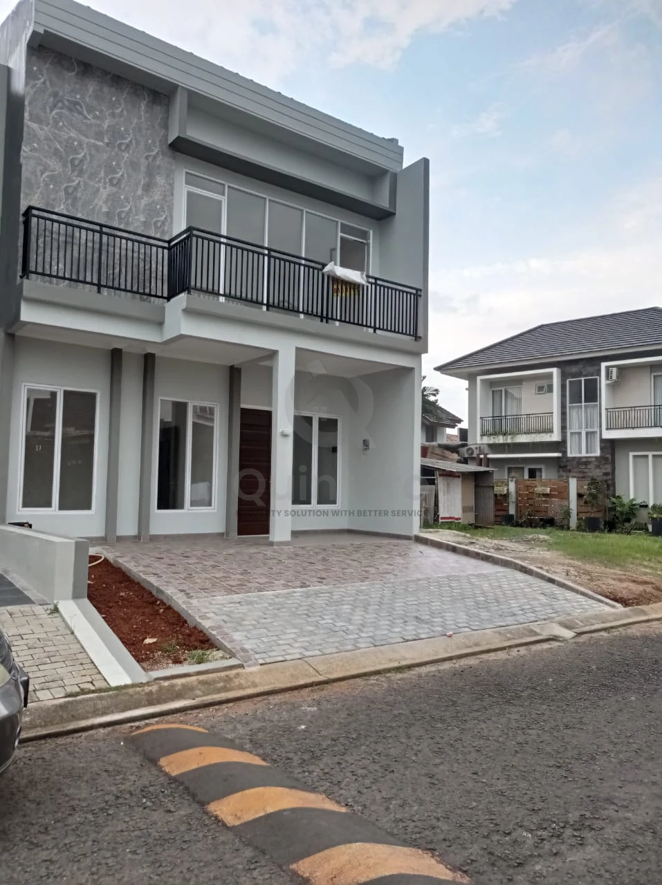 Rumah Modern 3+1KT 2 Lantai di Taman Chrysant BSD City, Halaman Luas Minimalis — foto 2