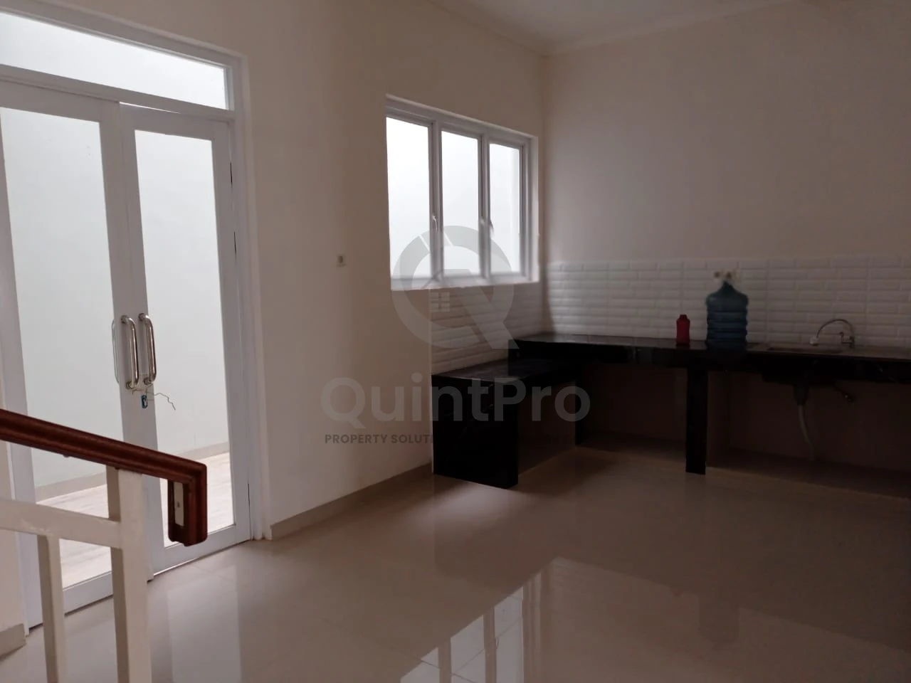 Rumah Modern 3+1KT 2 Lantai di Taman Chrysant BSD City, Halaman Luas Minimalis — foto 4