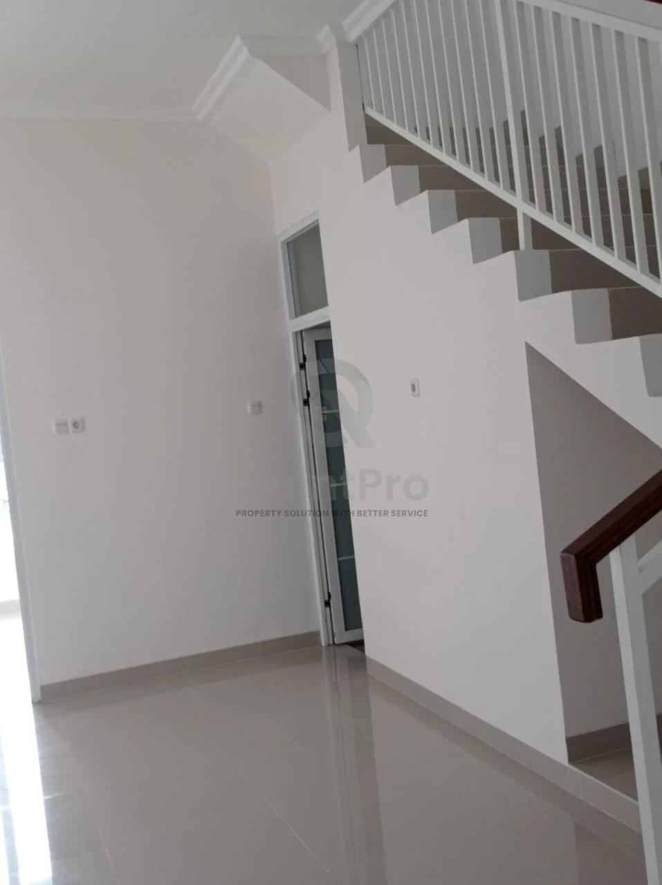 Rumah Modern 3+1KT 2 Lantai di Taman Chrysant BSD City, Halaman Luas Minimalis — foto 5