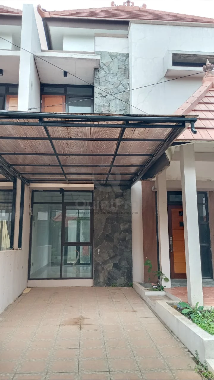 Rumah Modern 3KT 2 Lantai di Billabong Soeta Soekarno-Hatta, Carport Minimalis