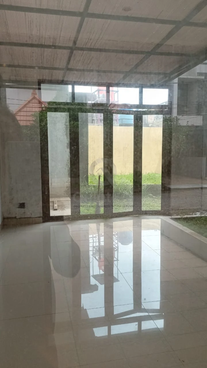 Rumah Modern 3KT 2 Lantai di Billabong Soeta Soekarno-Hatta, Carport Minimalis — foto 3