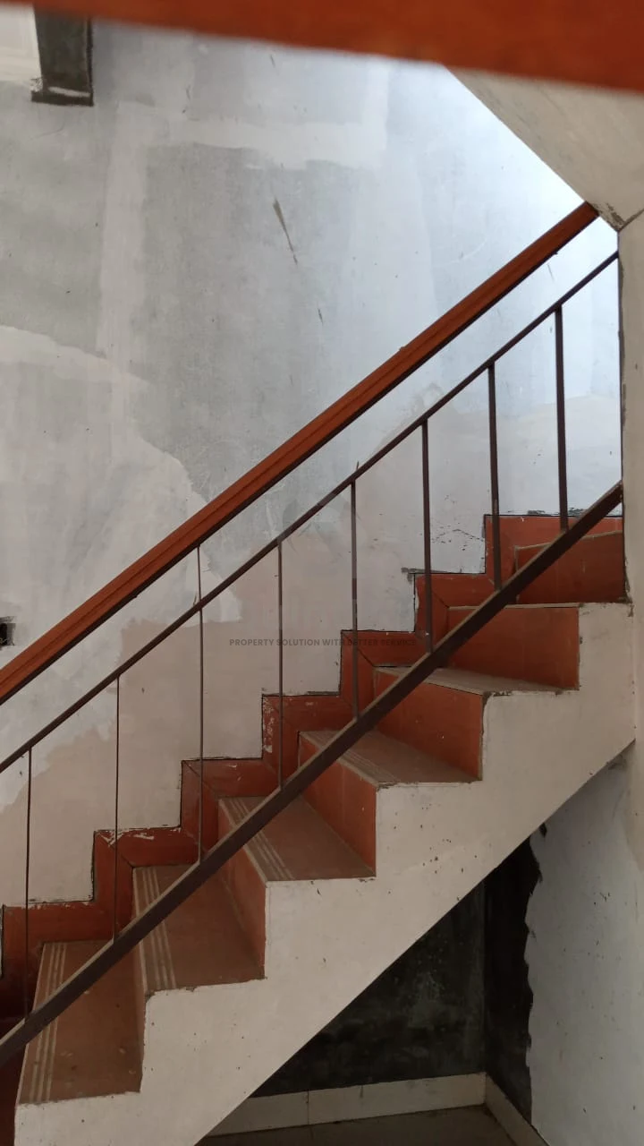 Rumah Modern 3KT 2 Lantai di Billabong Soeta Soekarno-Hatta, Carport Minimalis — foto 4