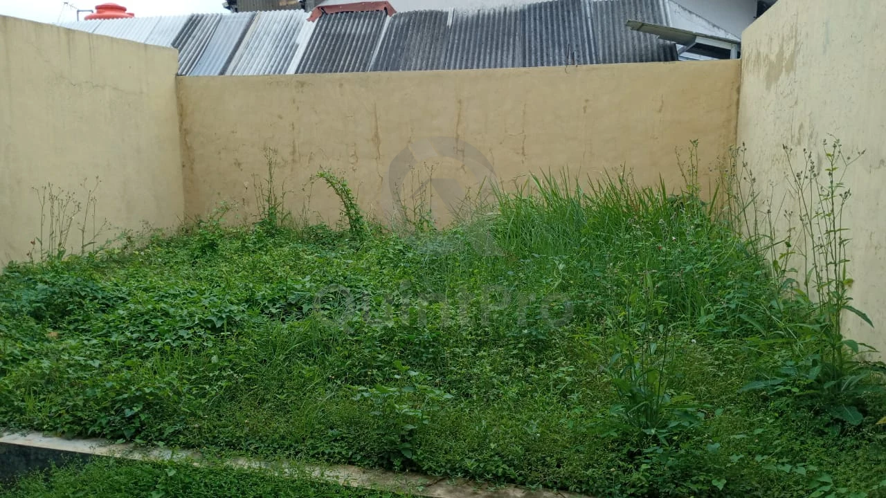 Rumah Modern 3KT 2 Lantai di Billabong Soeta Soekarno-Hatta, Carport Minimalis — foto 5