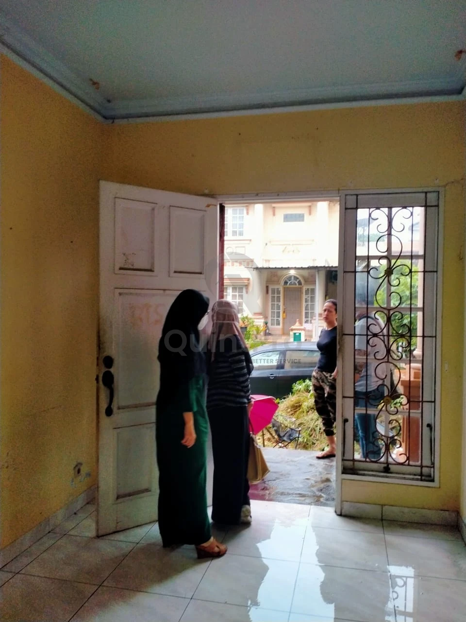 Rumah Klasik 3+1KT di Taman Giri Loka BSD City, 2 Lantai SHM Halaman Asri — foto 2