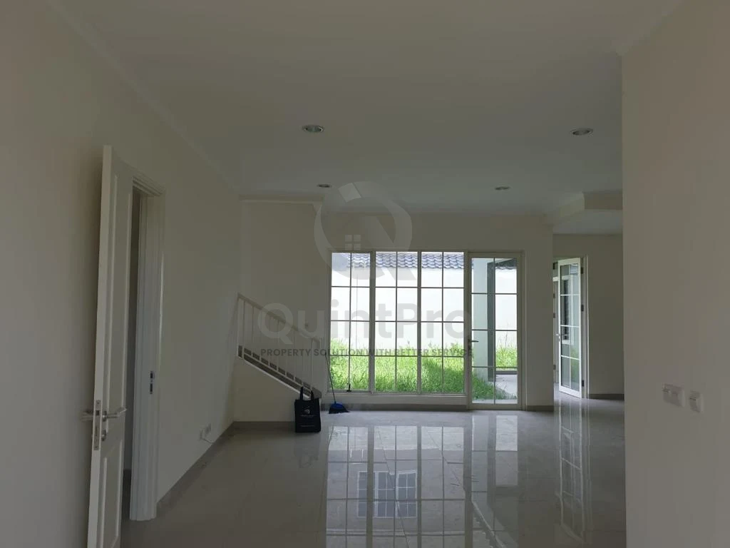 Rumah Modern 4KT 2 Lantai di Suvarna Sutera, Dekat Tol Cikupa SHM — foto 3