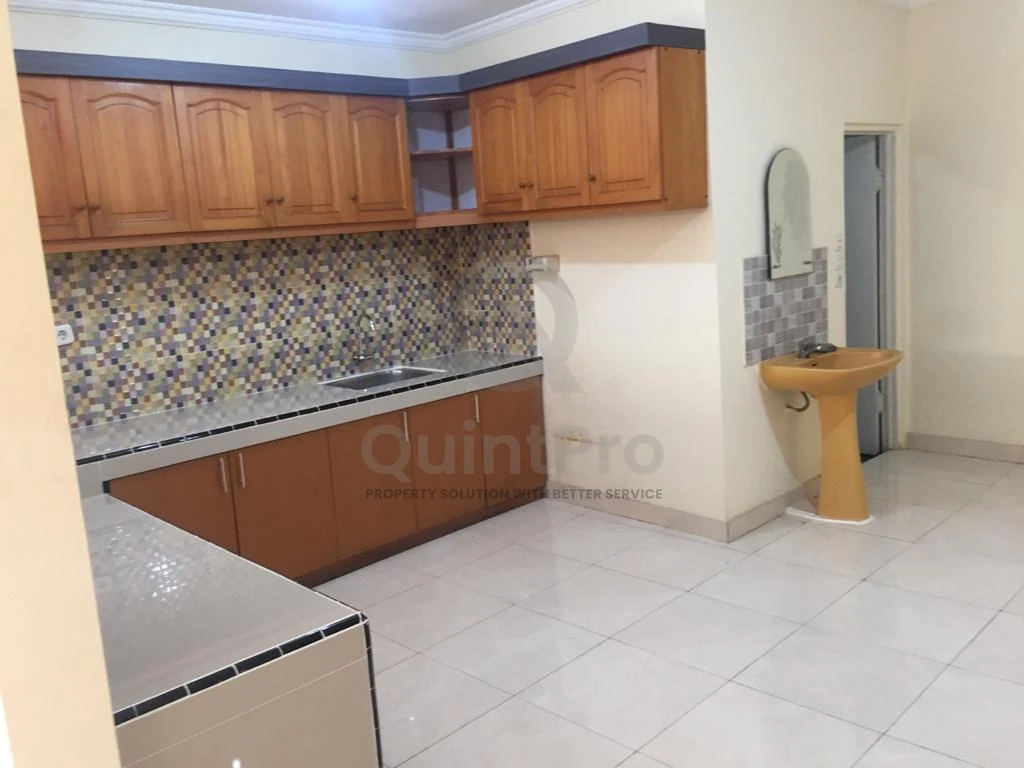 Rumah 4KT 3KM di Vila Melati Serpong, Gaya Klasik SHM 180m² — foto 3