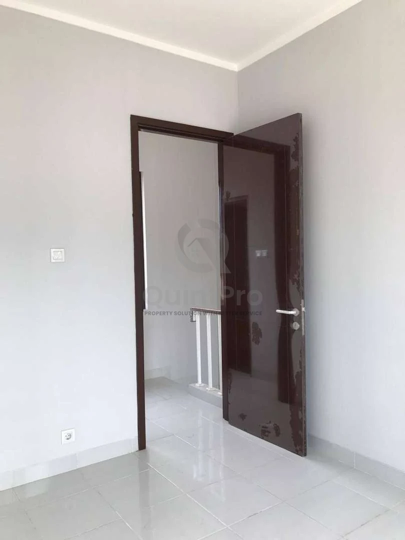 Rumah Modern 2+1KT di The Spring Serpong, Desain Minimalis 2 Lantai SHM — foto 2