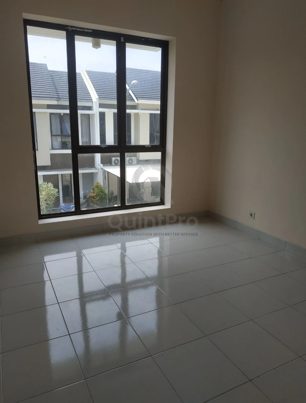 Rumah Modern 2+1KT di The Spring Serpong, Desain Minimalis 2 Lantai SHM — foto 4