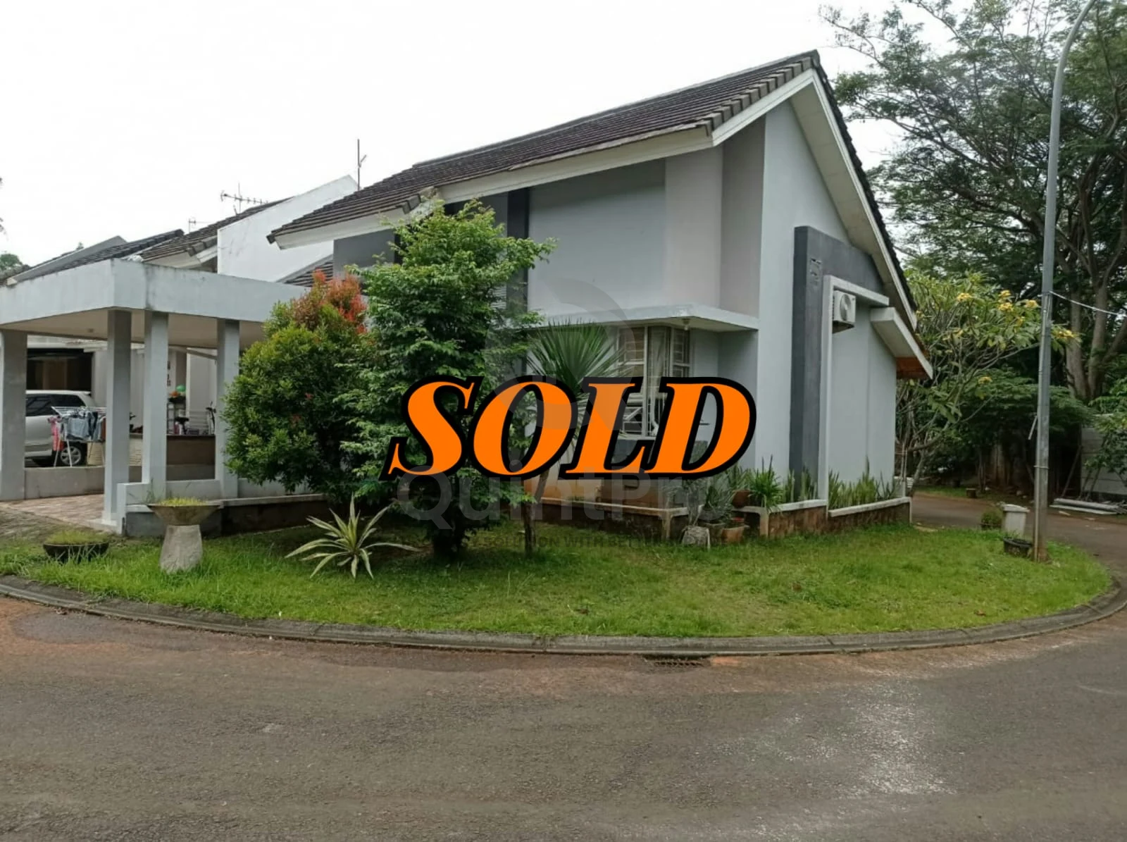 Rumah Modern 3KT 125m² di Neo Catalonia Nusa Loka BSD, Halaman Hijau Asri SHM