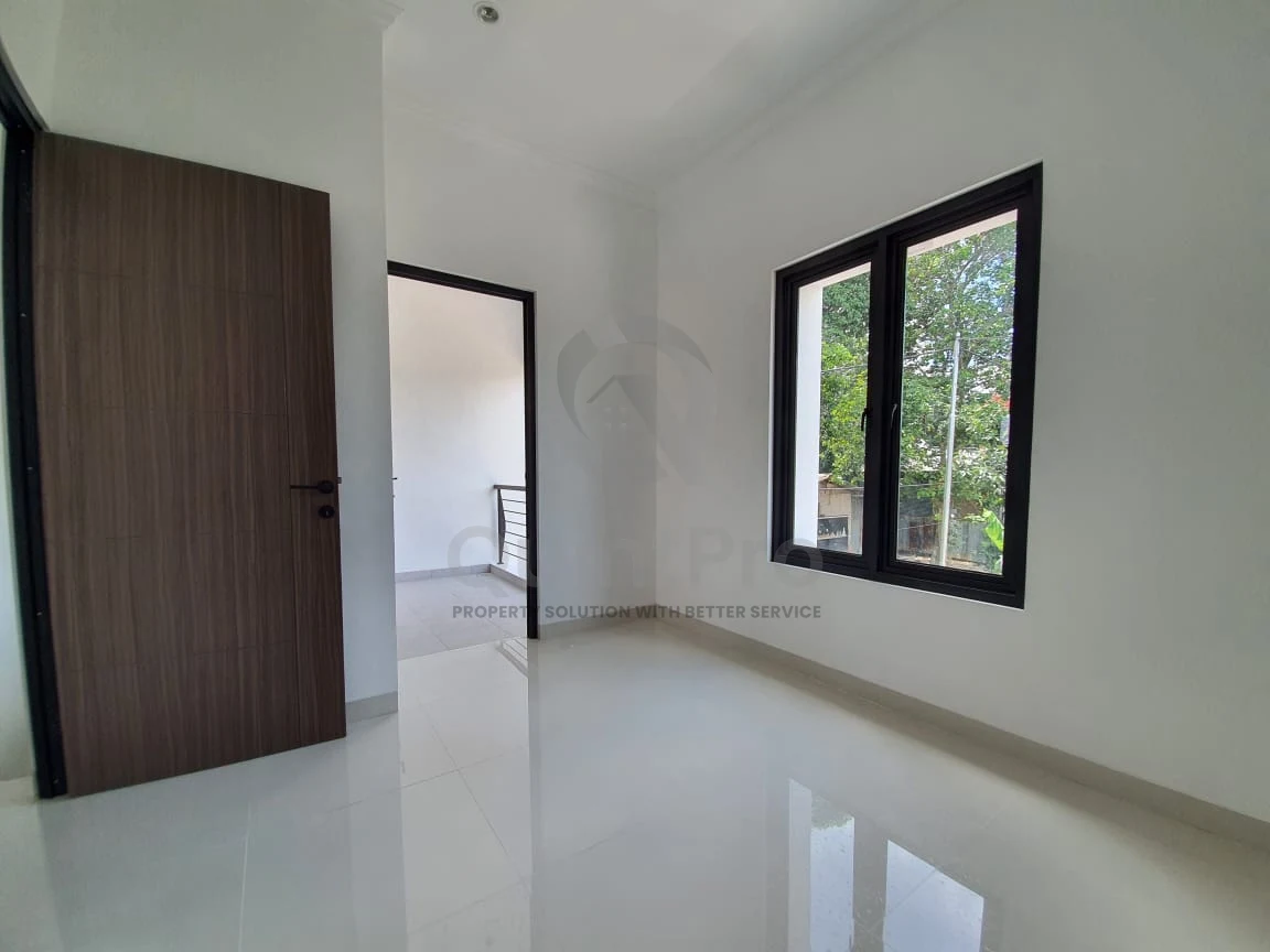 Rumah Modern 3KT 2 Lantai di Ciater Tangerang Selatan, SHM Siap KPR — foto 4