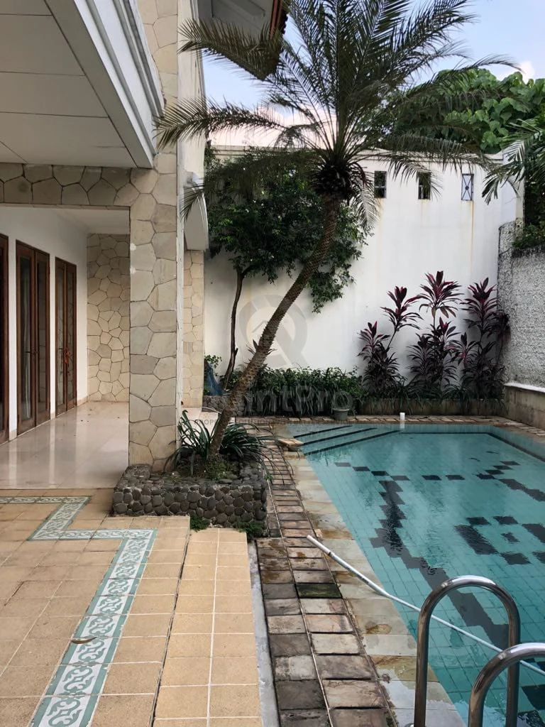 Rumah 3KT 800m² di Lebak Bulus Jakarta Selatan, Kolam Renang Halaman Luas SHM — foto 2