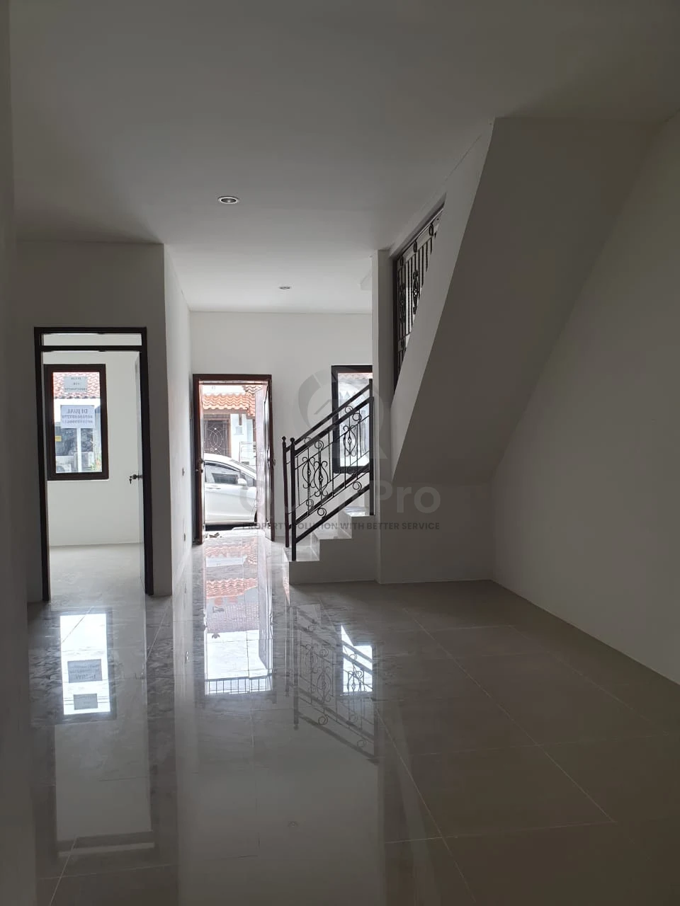 Rumah Modern 3+1KT 2 Lantai di Karawaci Tangerang, SHM 150m² Siap Huni — foto 2