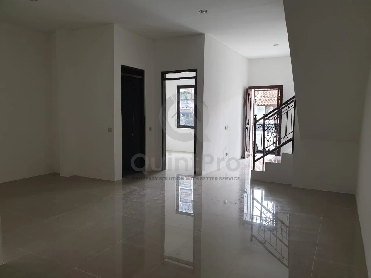 Rumah Modern 3+1KT 2 Lantai di Karawaci Tangerang, SHM 150m² Siap Huni — foto 3