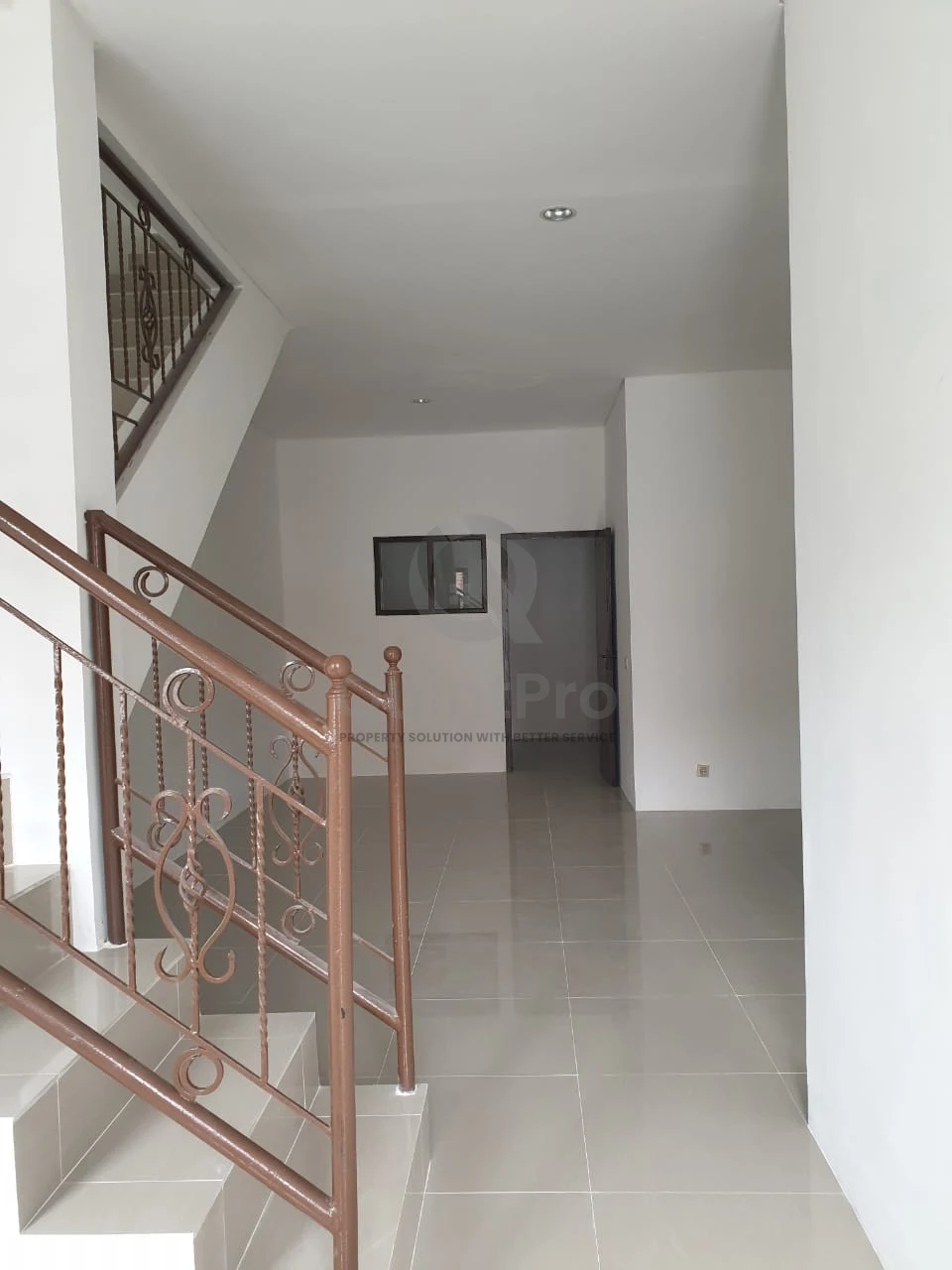 Rumah Modern 3+1KT 2 Lantai di Karawaci Tangerang, SHM 150m² Siap Huni — foto 4