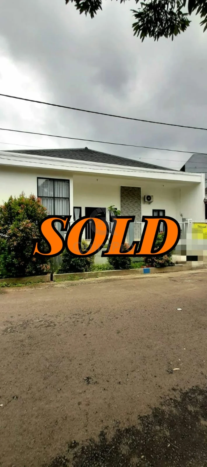 Rumah 3KT 200m² di GriyaLoka Tangerang Selatan, SHM Halaman Asri
