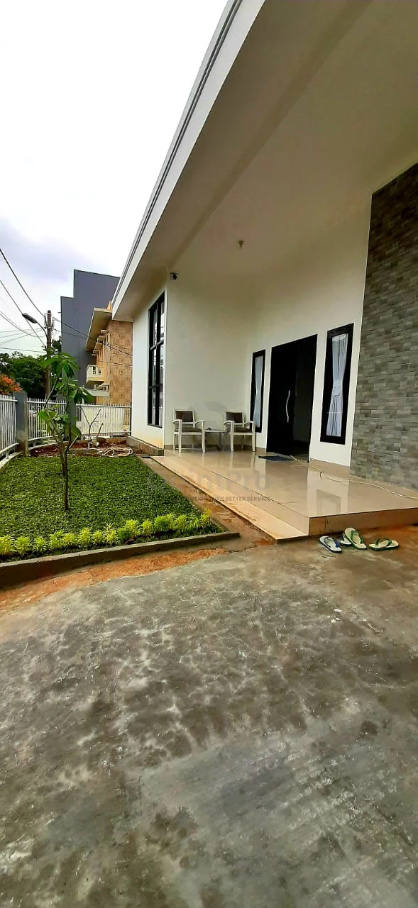 Rumah 3KT 200m² di GriyaLoka Tangerang Selatan, SHM Halaman Asri — foto 2