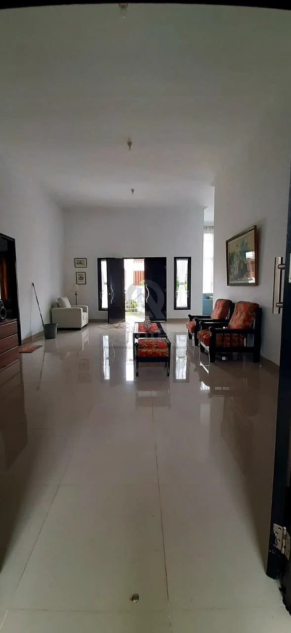 Rumah 3KT 200m² di GriyaLoka Tangerang Selatan, SHM Halaman Asri — foto 3