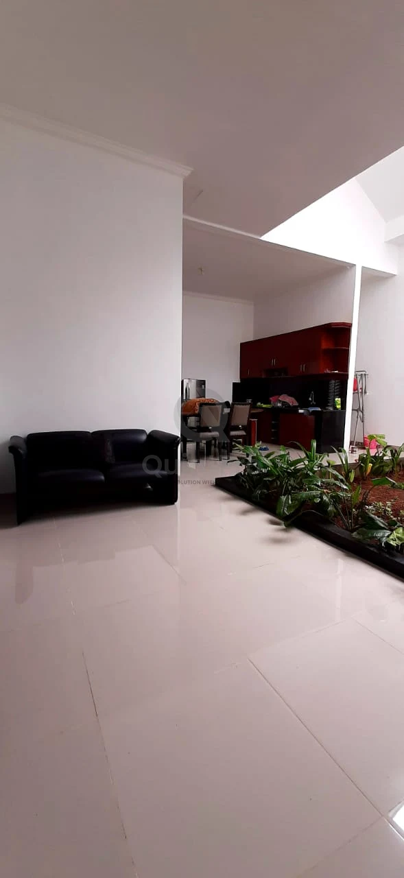 Rumah 3KT 200m² di GriyaLoka Tangerang Selatan, SHM Halaman Asri — foto 4
