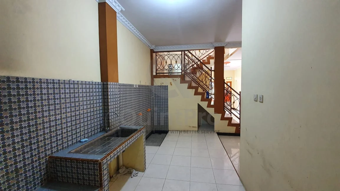 Rumah Klasik 3KT 2 Lantai di Cipondoh Tangerang, SHM Akses Tol Dekat — foto 3