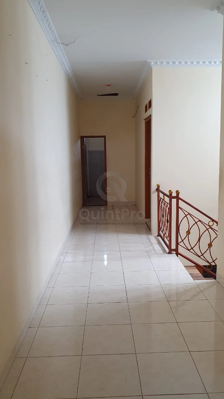 Rumah Klasik 3KT 2 Lantai di Cipondoh Tangerang, SHM Akses Tol Dekat — foto 5