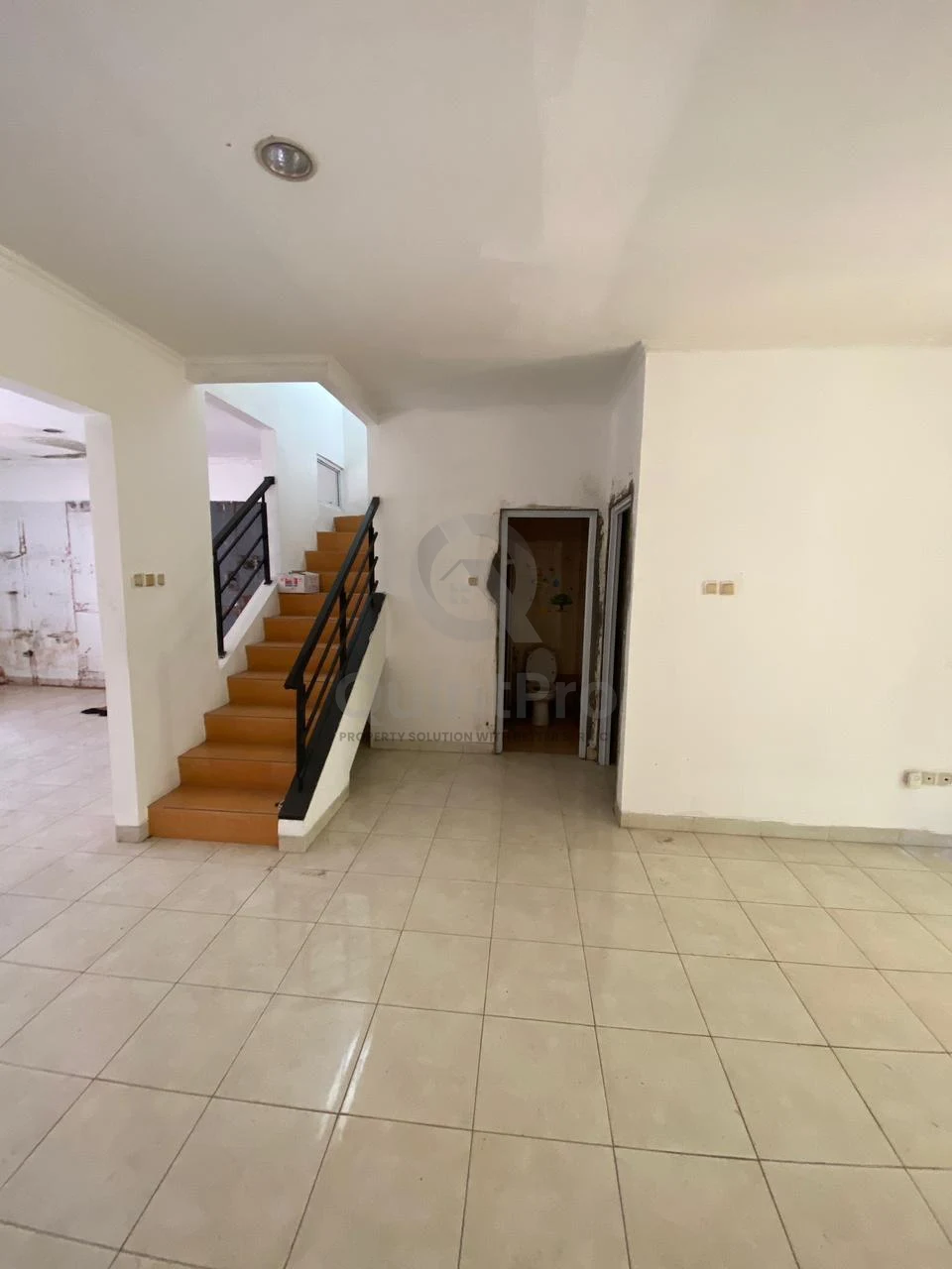 Rumah 3+1KT 200m² De Latinos BSD City, Modern Furnished 5 Menit Stasiun SHM — foto 2