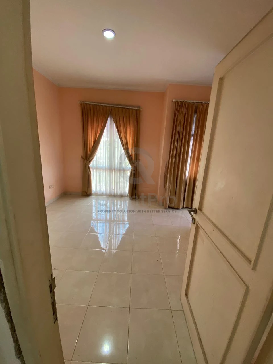 Rumah 3+1KT 200m² De Latinos BSD City, Modern Furnished 5 Menit Stasiun SHM — foto 3