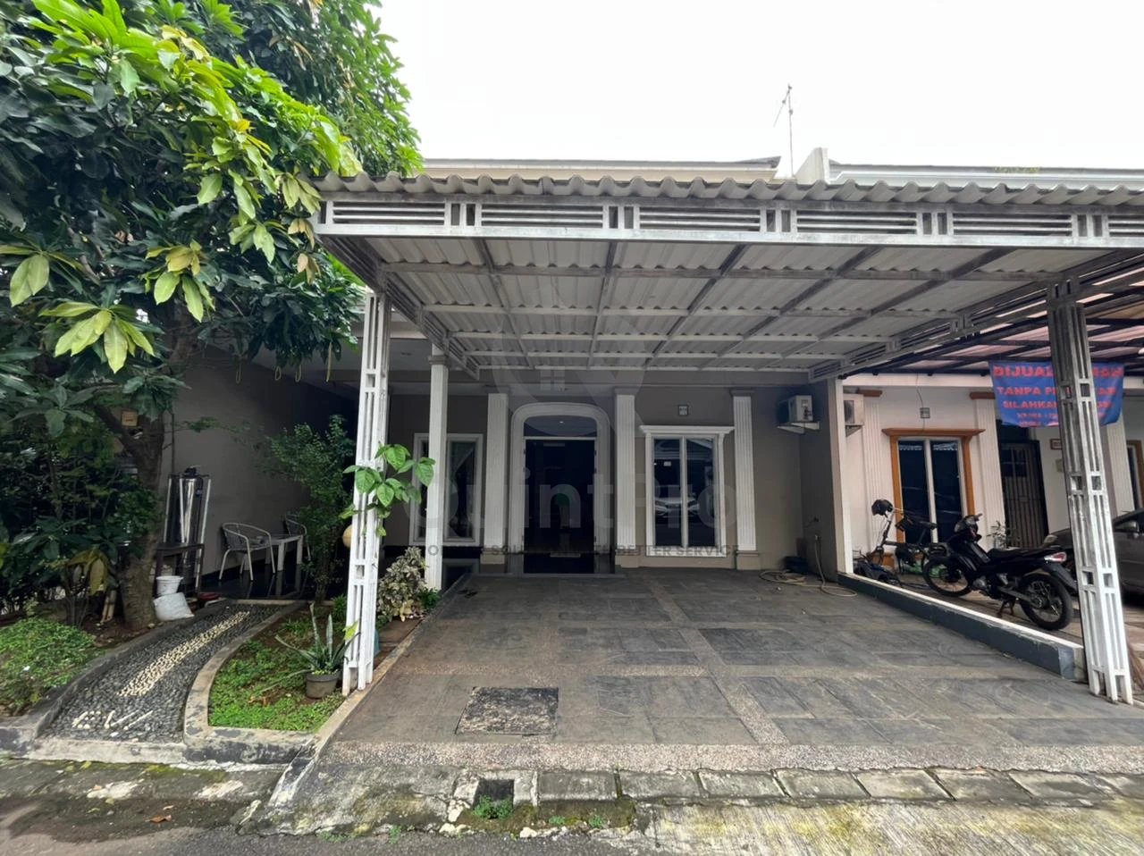 Rumah 3+1KT 200m² di Bavaria Modern Land BSD, 2 Lantai SHM Halaman Asri
