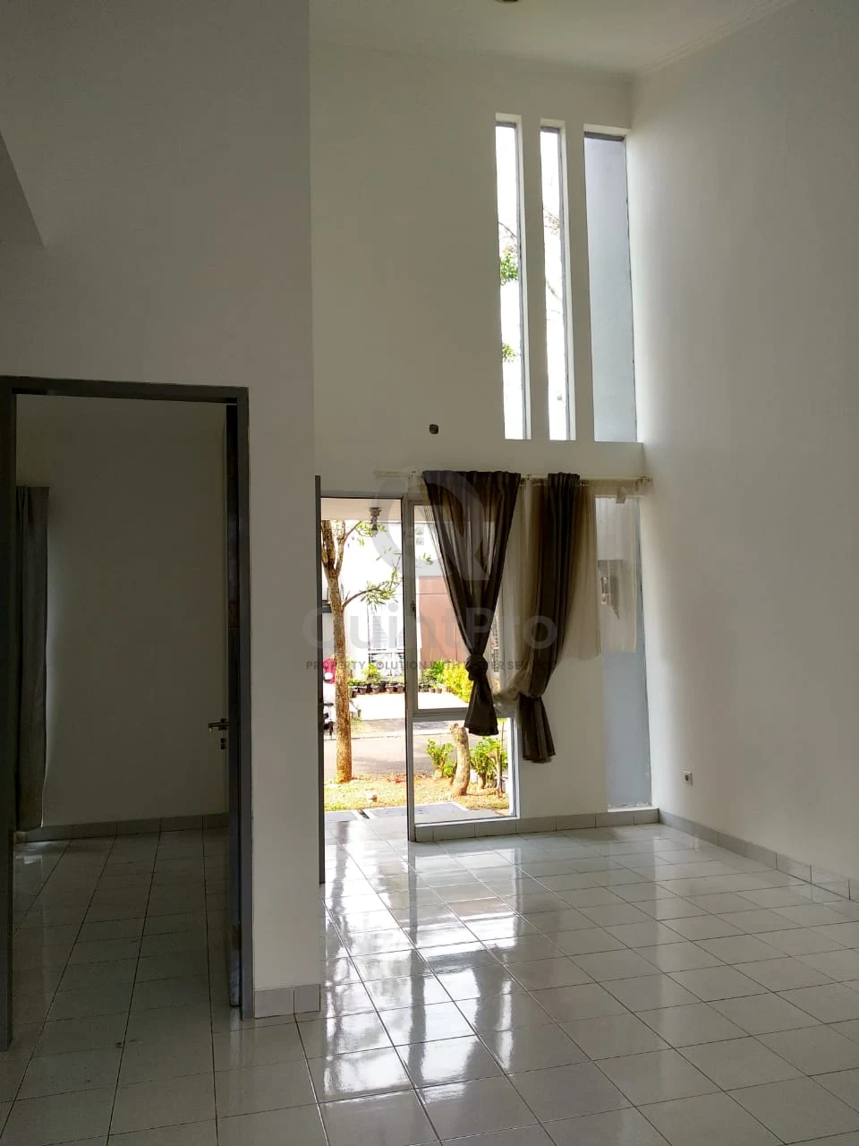 Rumah Modern 2+1KT Disewa di Cosmo The Icon BSD City, Minimalis Asri — foto 2