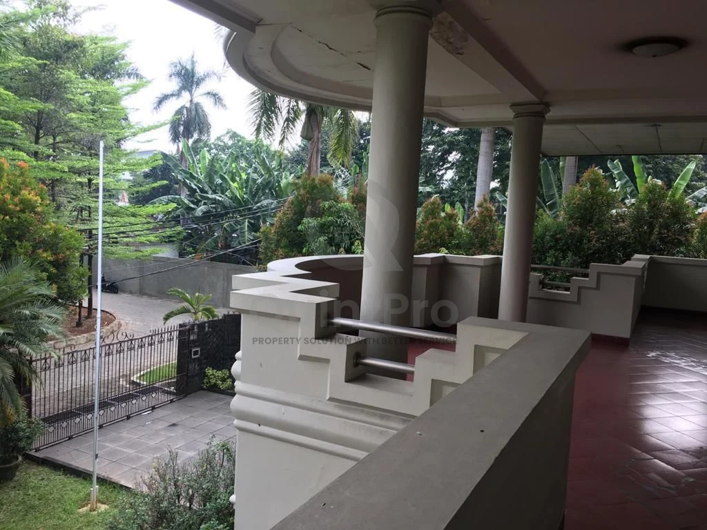 Rumah 5+2KT 671m² di Kebayoran Lama, 2 Lantai Hook Garasi 3 Mobil SHM — foto 3
