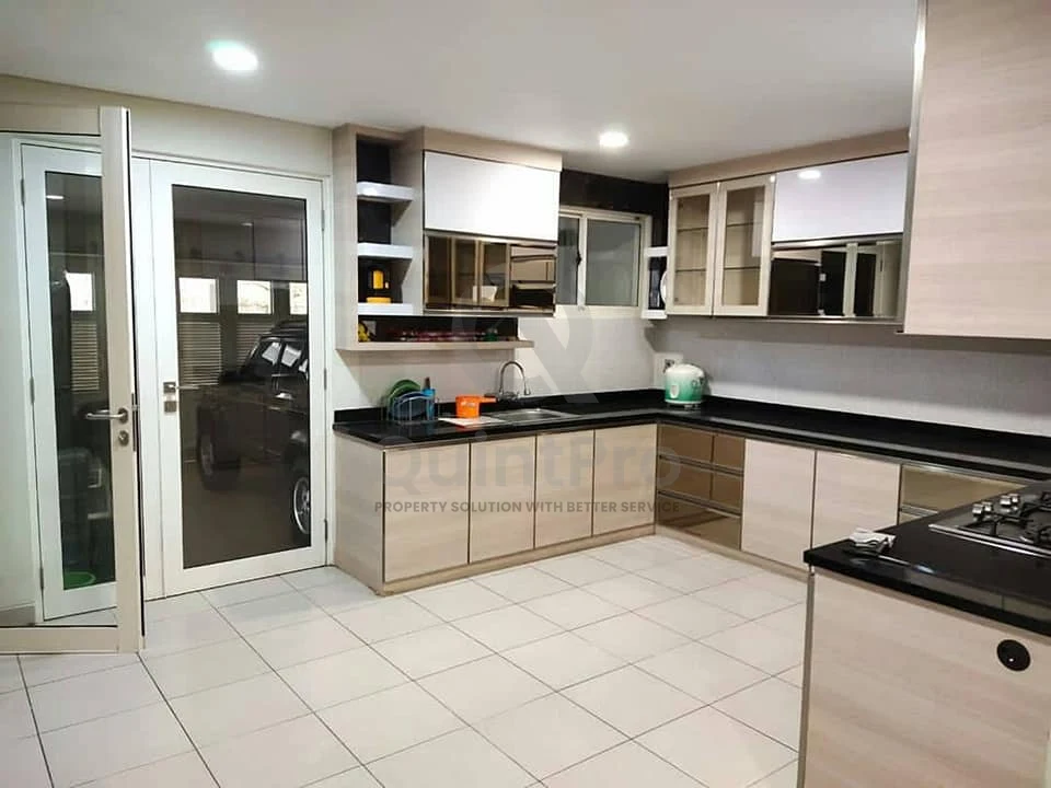 Rumah 4+2KT 3 Lantai di Emerald Cove Gading Serpong, Full Furnished Ada Lift — foto 3