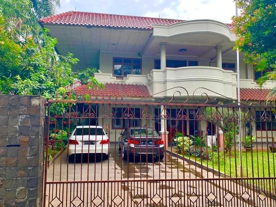 Rumah 5+2KT 2 Lantai di Simprug Golf Kebayoran Lama, SHM 671m² Halaman Asri