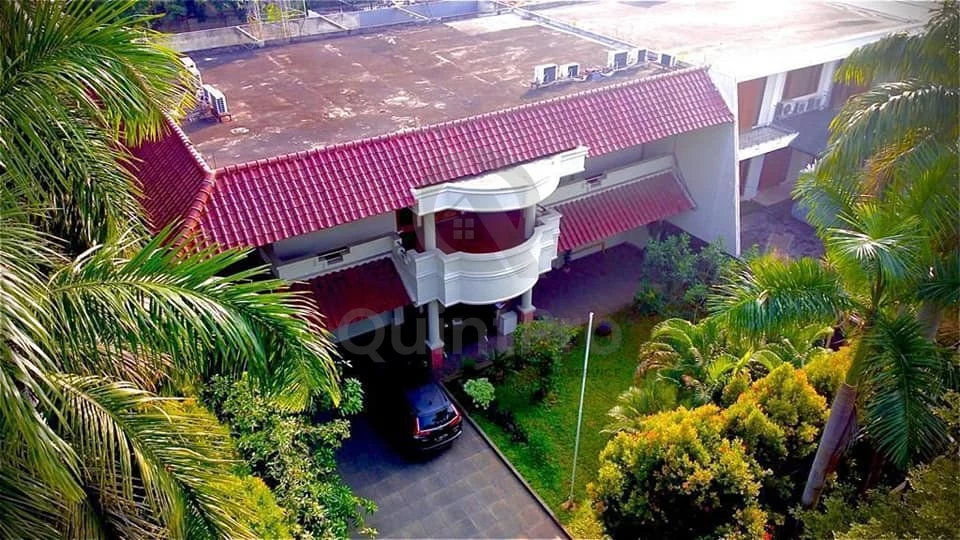Rumah 5+2KT 2 Lantai di Simprug Golf Kebayoran Lama, SHM 671m² Halaman Asri — foto 2