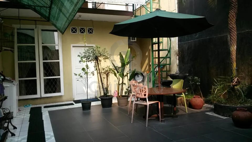 Rumah 4KT 2 Lantai di Villa Pamulang Pamulang, Halaman Asri SHM — foto 2