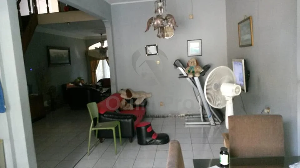 Rumah 4KT 2 Lantai di Villa Pamulang Pamulang, Halaman Asri SHM — foto 4
