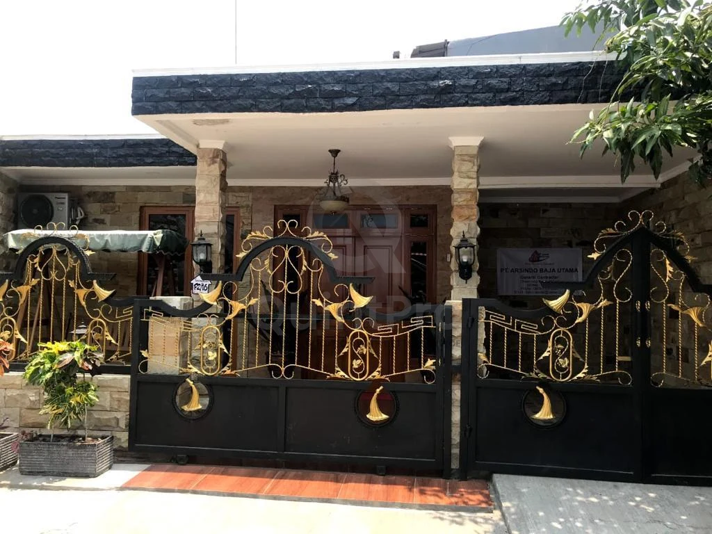 Rumah 2KT 120m² di Serang Banten, Desain Klasik Elegan SHM Semi-Furnished