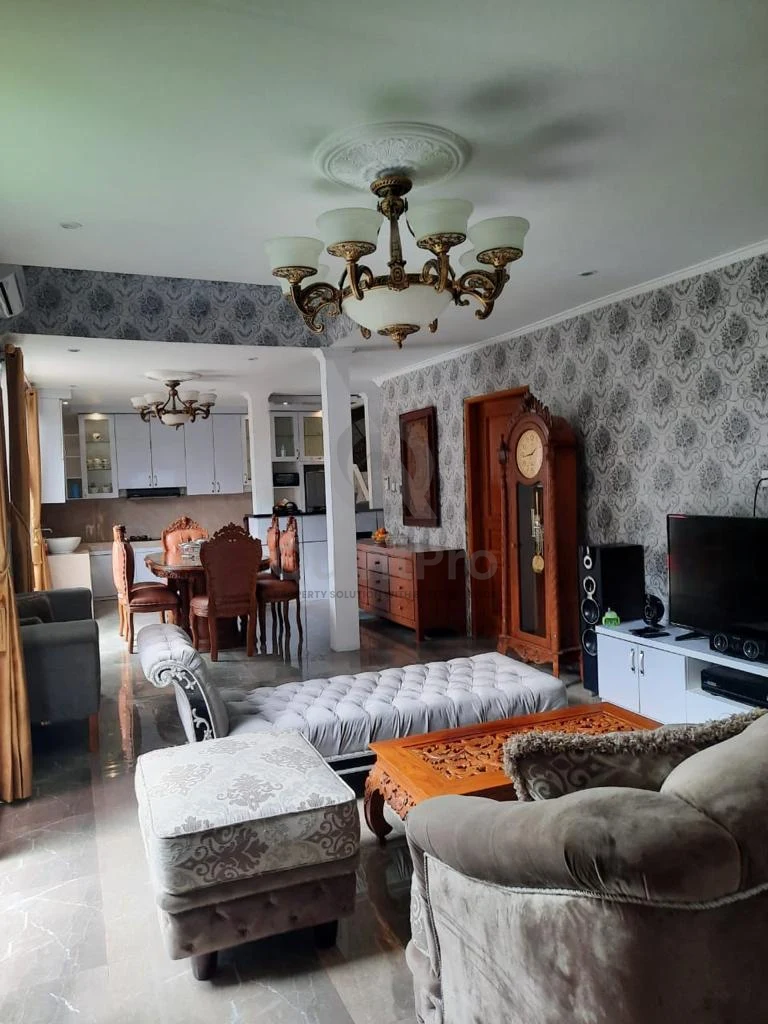 Rumah 2KT 120m² di Serang Banten, Desain Klasik Elegan SHM Semi-Furnished — foto 3