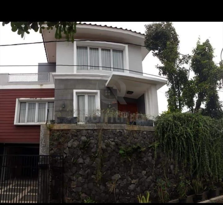 Rumah 6KT 7KM 350m² di Bandung, Modern Balkon Setiap Kamar SHM